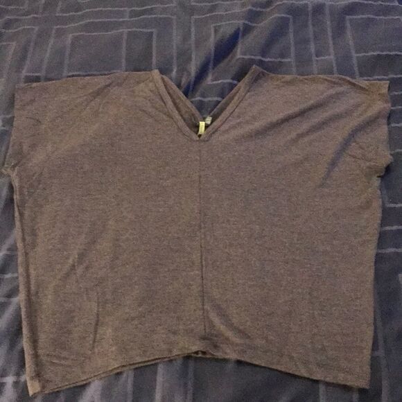 Cute gray top - Picture 1 of 3